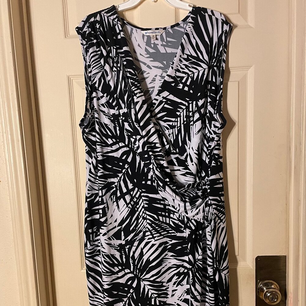 Travel Smith Sz 2X Black & White Sleeve less Dress.